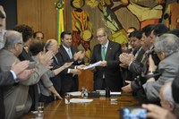 Cunha recebe pedido de impeachment de Dilma elaborado por Hélio Bicudo