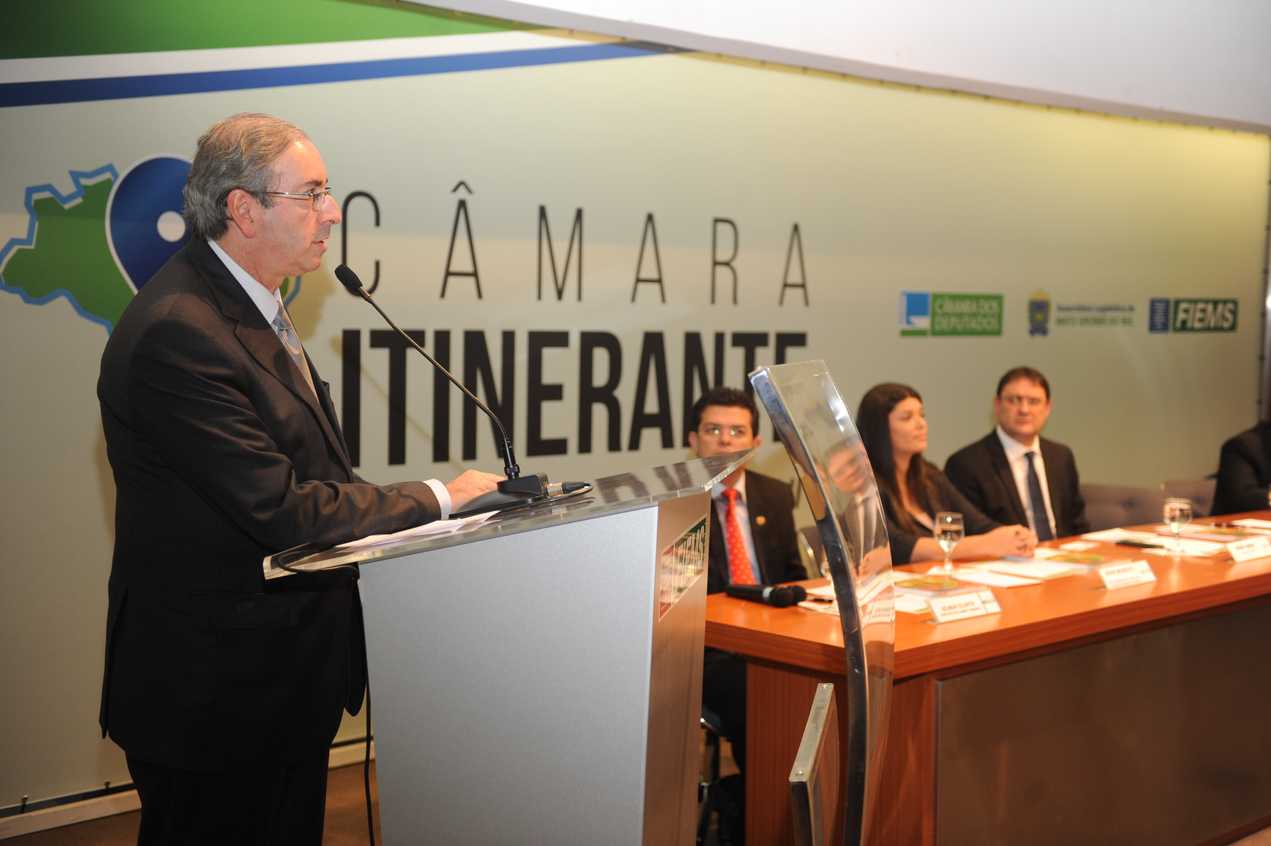 Cunha cobra redução de gastos em campanhas eleitorais