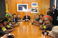 Eduardo Cunha discute tramitação de regras sobre demarcações de terras com lideranças indígenas