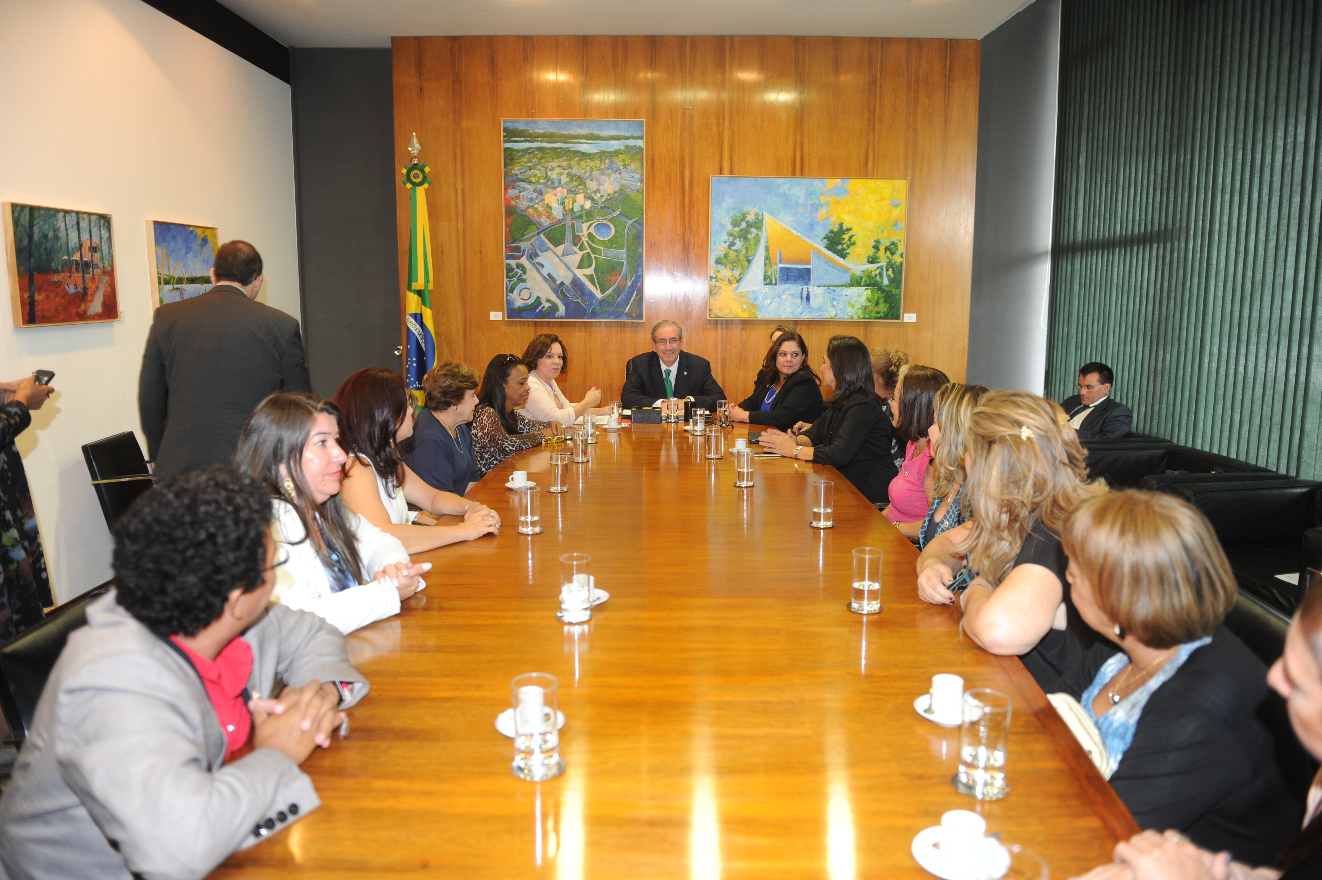 Eduardo Cunha recebe proposta de reforma política do PMDB Mulher