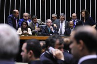 Plenário muda data da posse de presidente e governadores