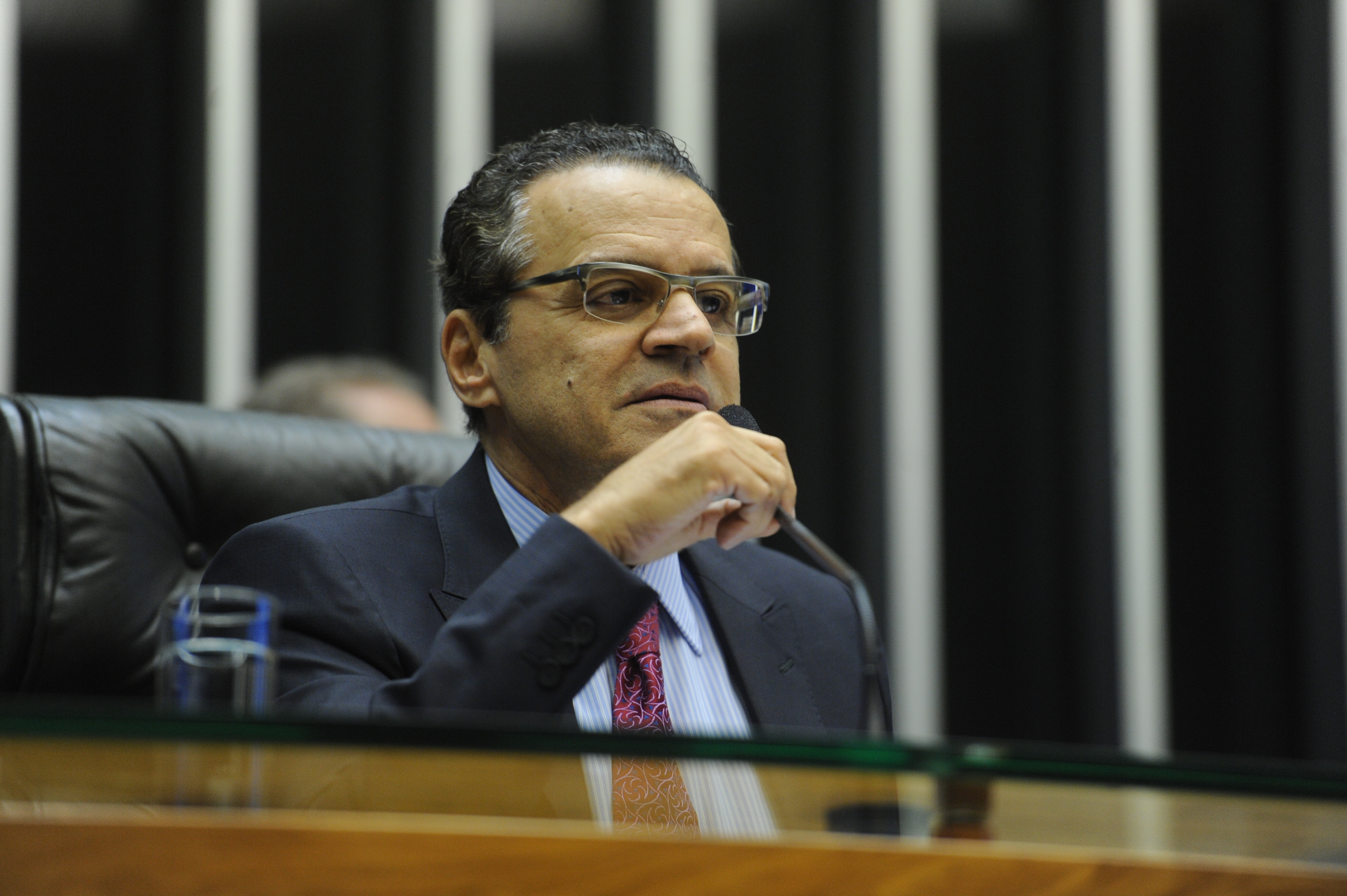 Alves anuncia acordo para Dilma não vetar orçamento impositivo na LDO