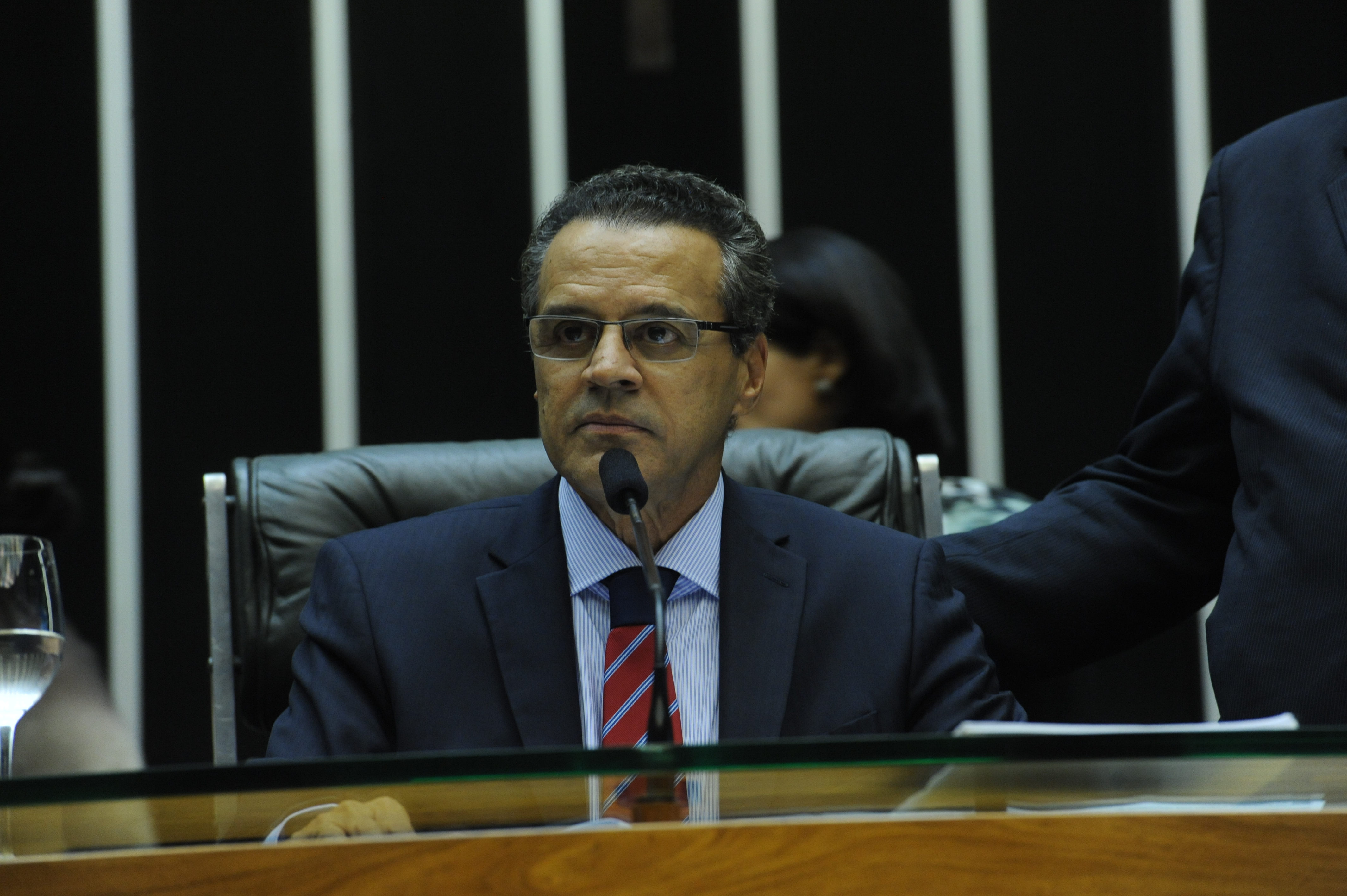 Câmara deve votar fim do 14º e 15º salários esta semana