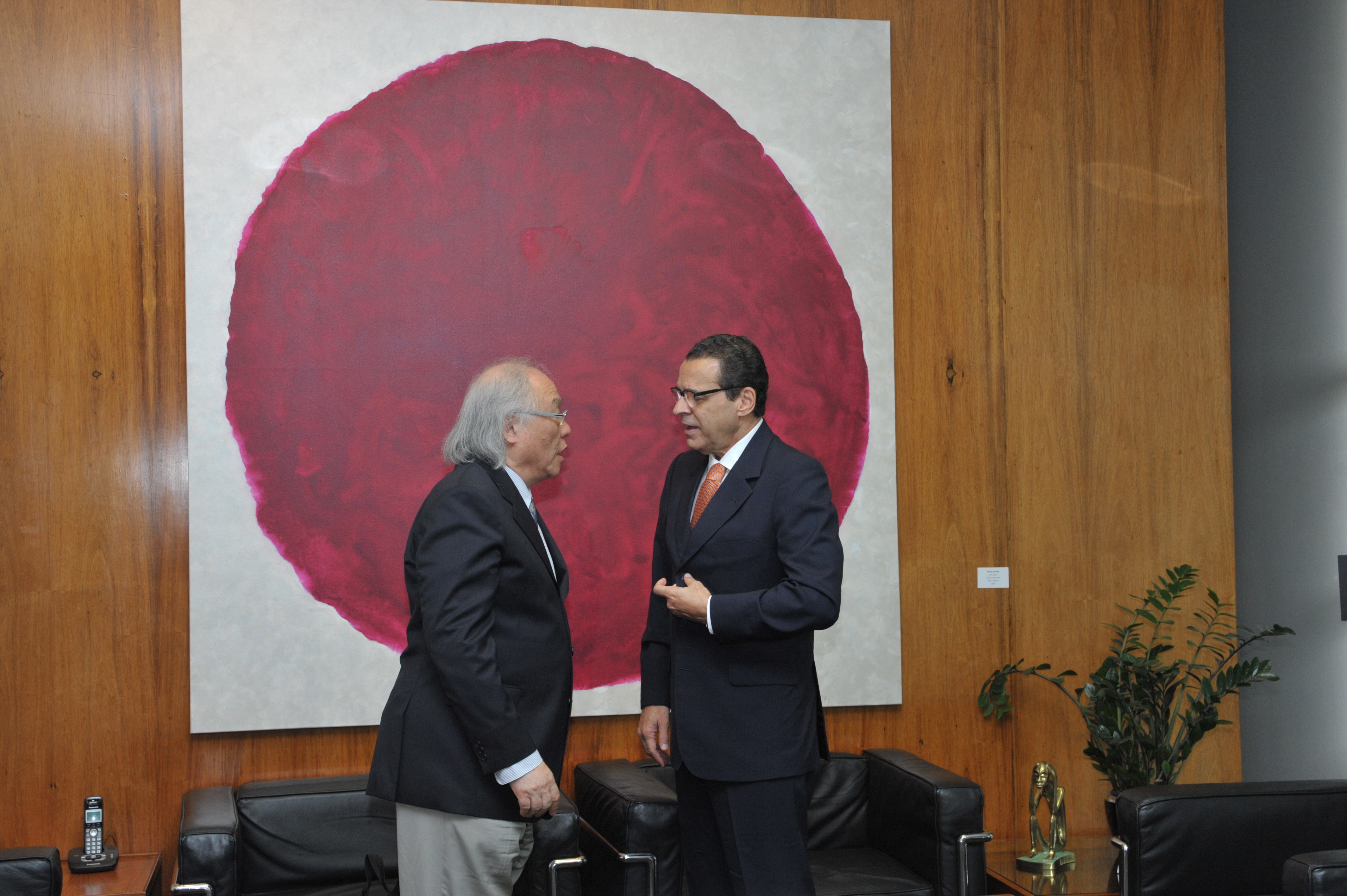 Câmara homenageia 100 anos de Tomie Ohtake com exposição no gabinete da Presidência