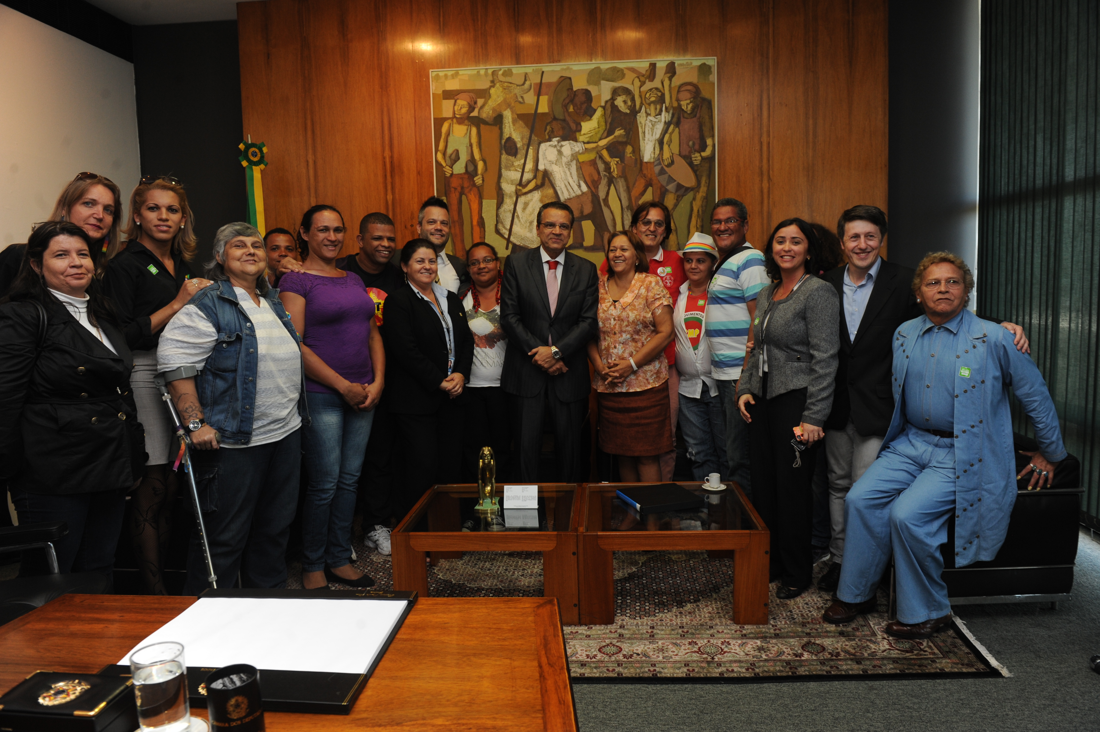 Comunidade LGBT pede a Henrique Alves rejeição de “cura gay”