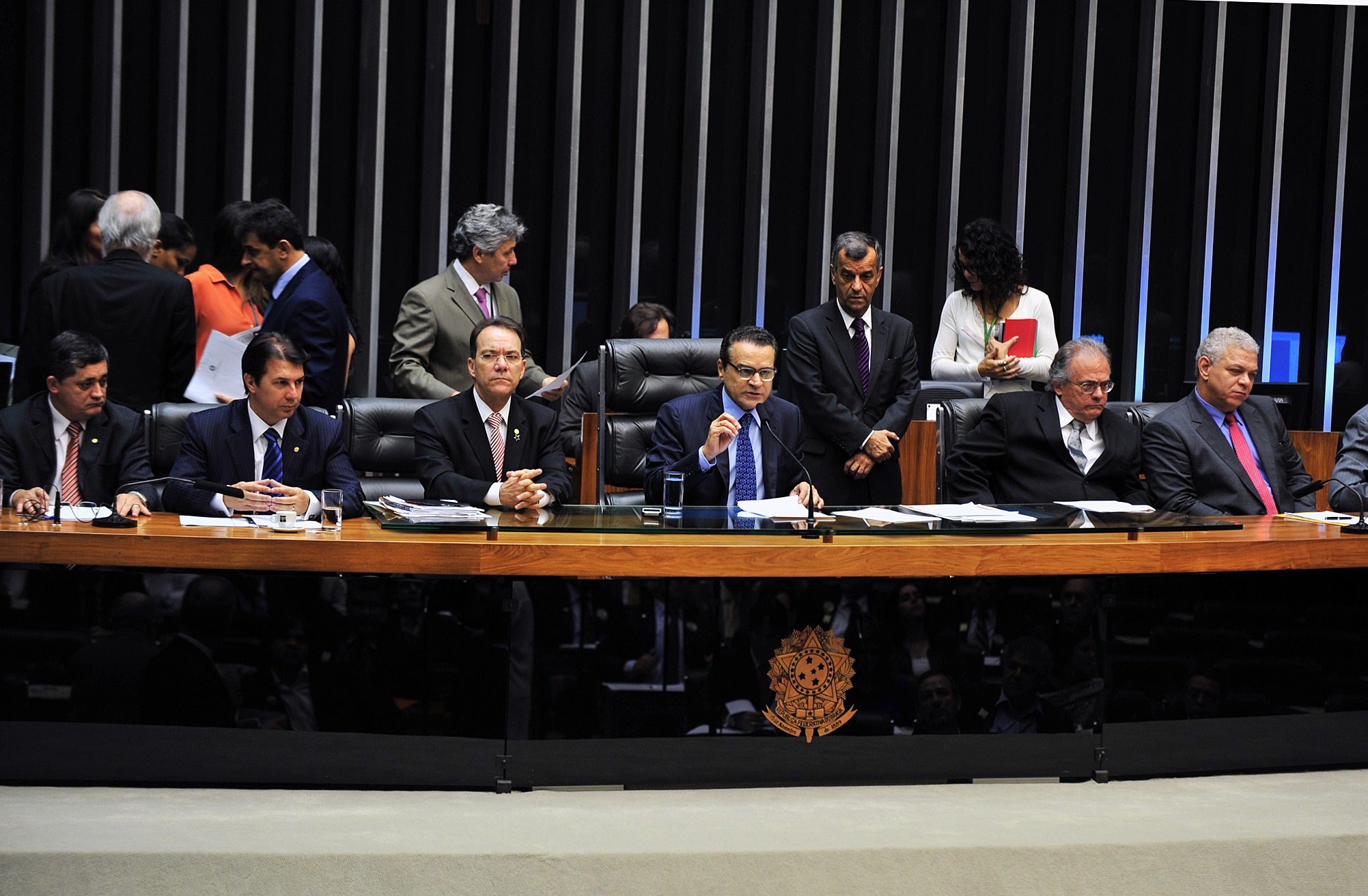 Congresso precisa regulamentar terceirização urgentemente, diz Alves