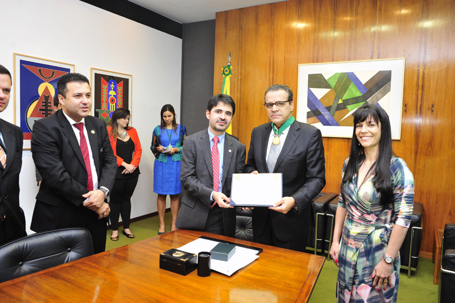 Delegados da PF homenageiam Henrique Alves com Medalha do Mérito Tiradentes