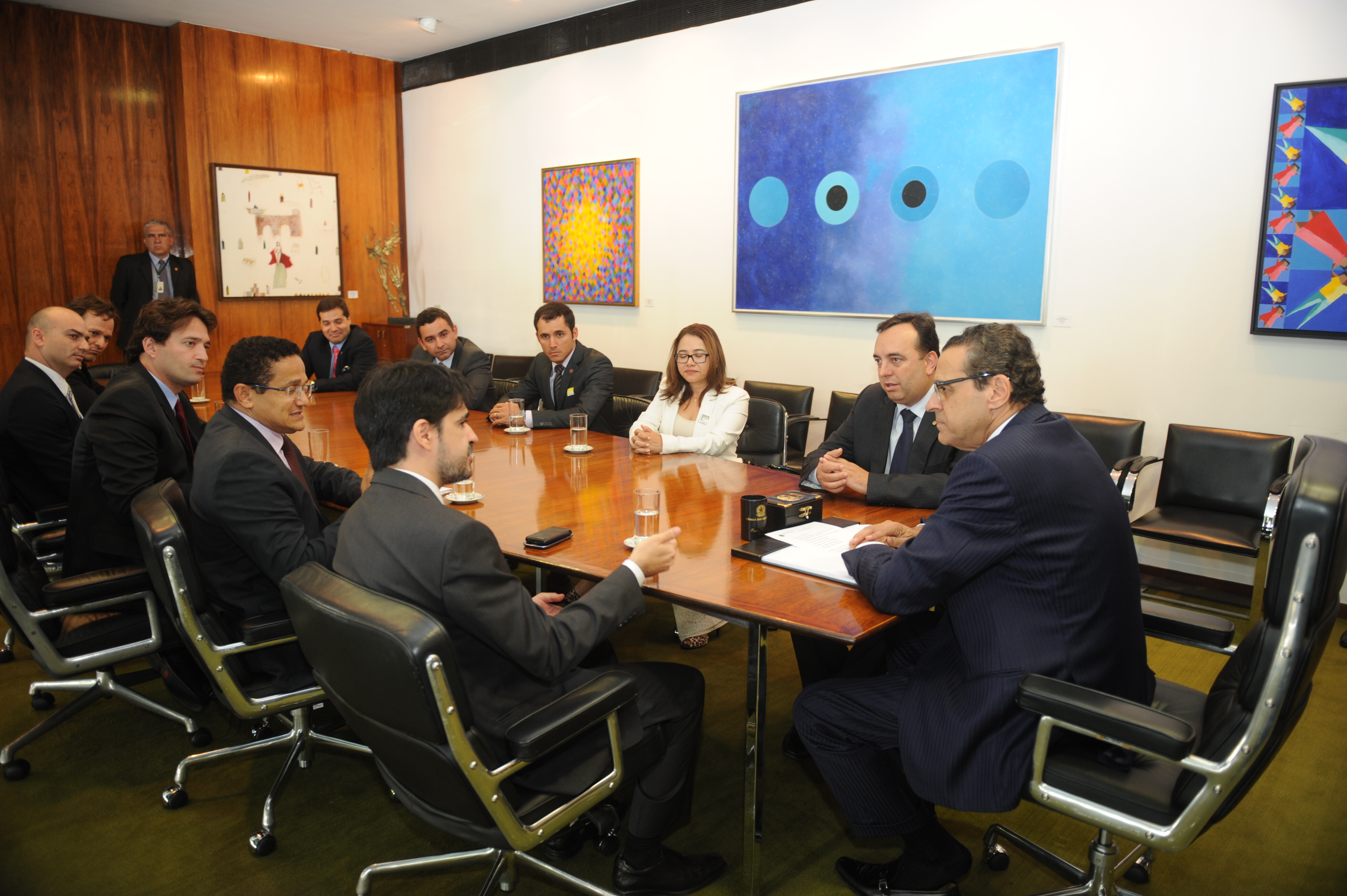 Delegados e agentes da PF se reúnem com Henrique Alves para discutir votação de MP