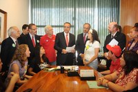 Entidades entregam abaixo-assinado para pedir realização de plebiscito sobre reforma política