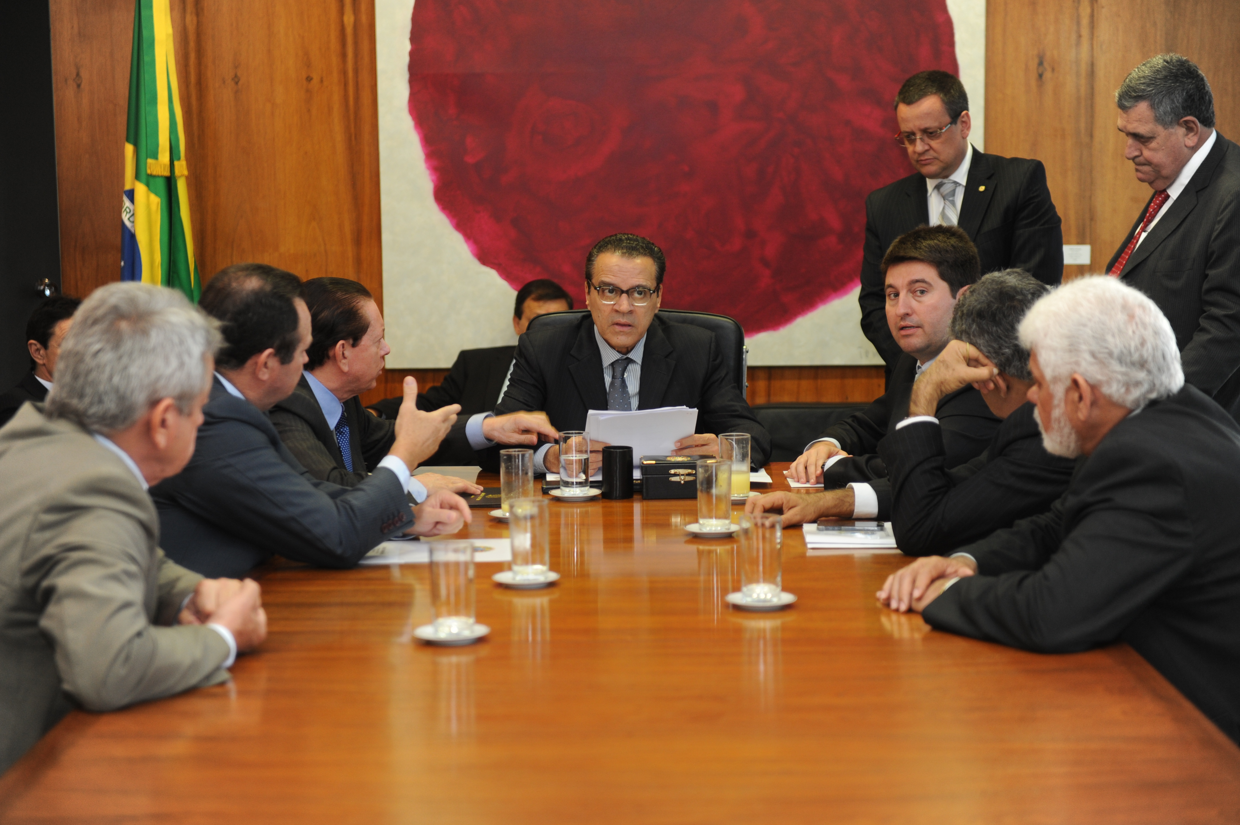 Grupo de trabalho sobre telefonia entrega a Henrique Alves propostas de regulação do setor