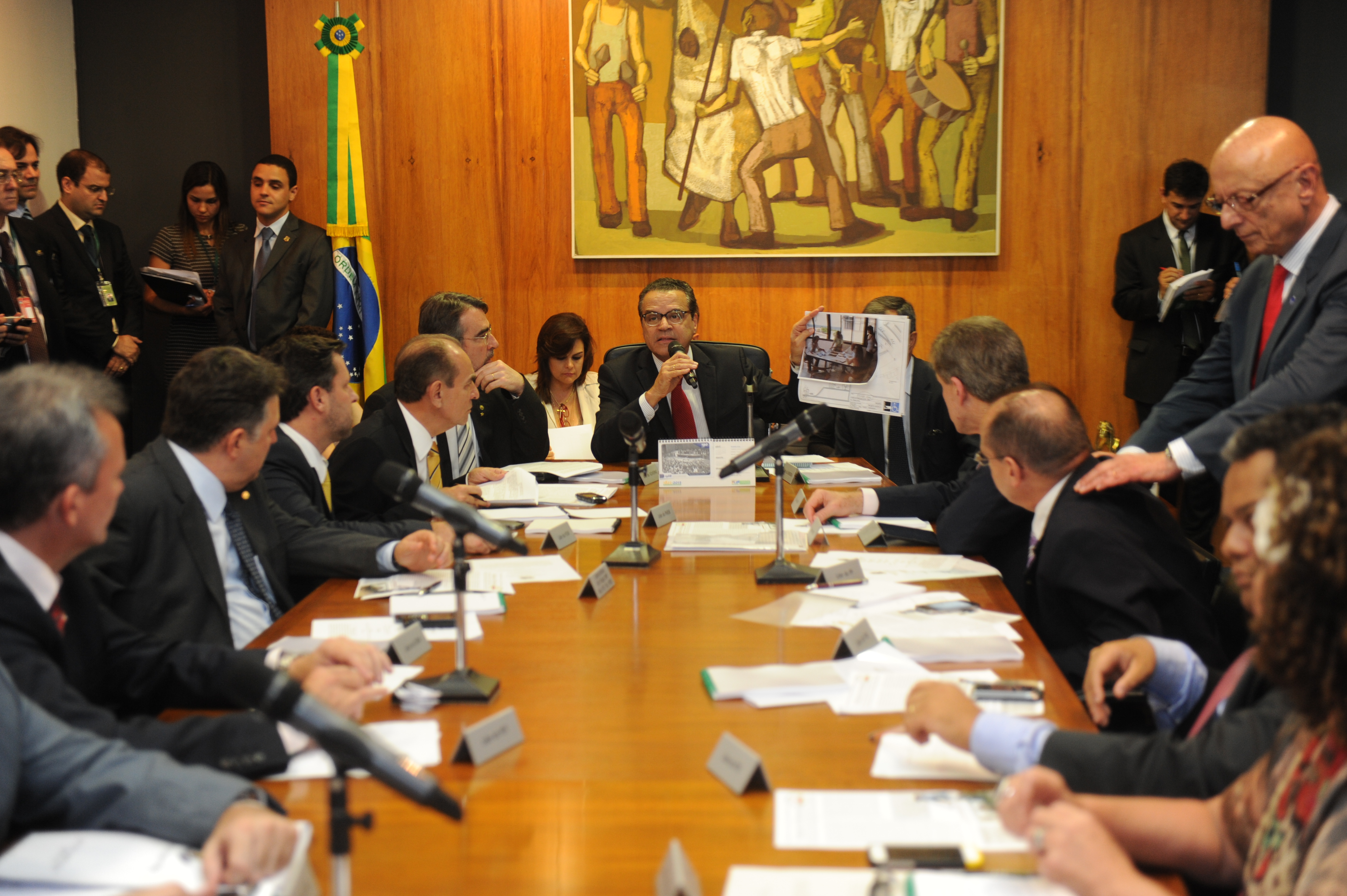 Henrique Alves anuncia reforma do Plenário para facilitar acesso de deputados com deficiência