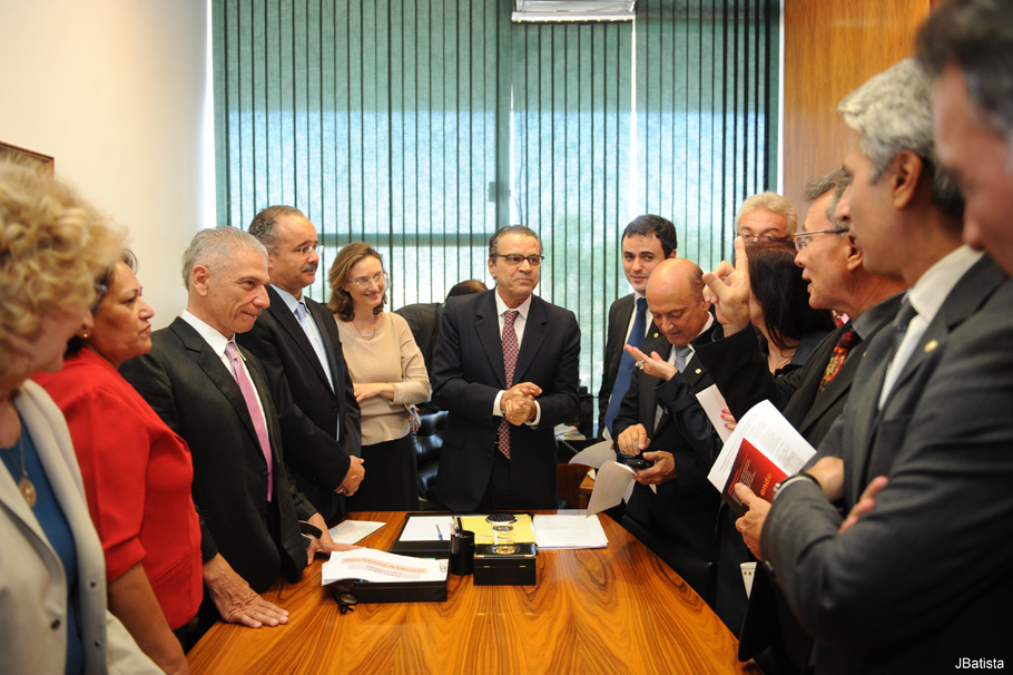 Henrique Alves confirma votação do Plano Nacional de Educação hoje