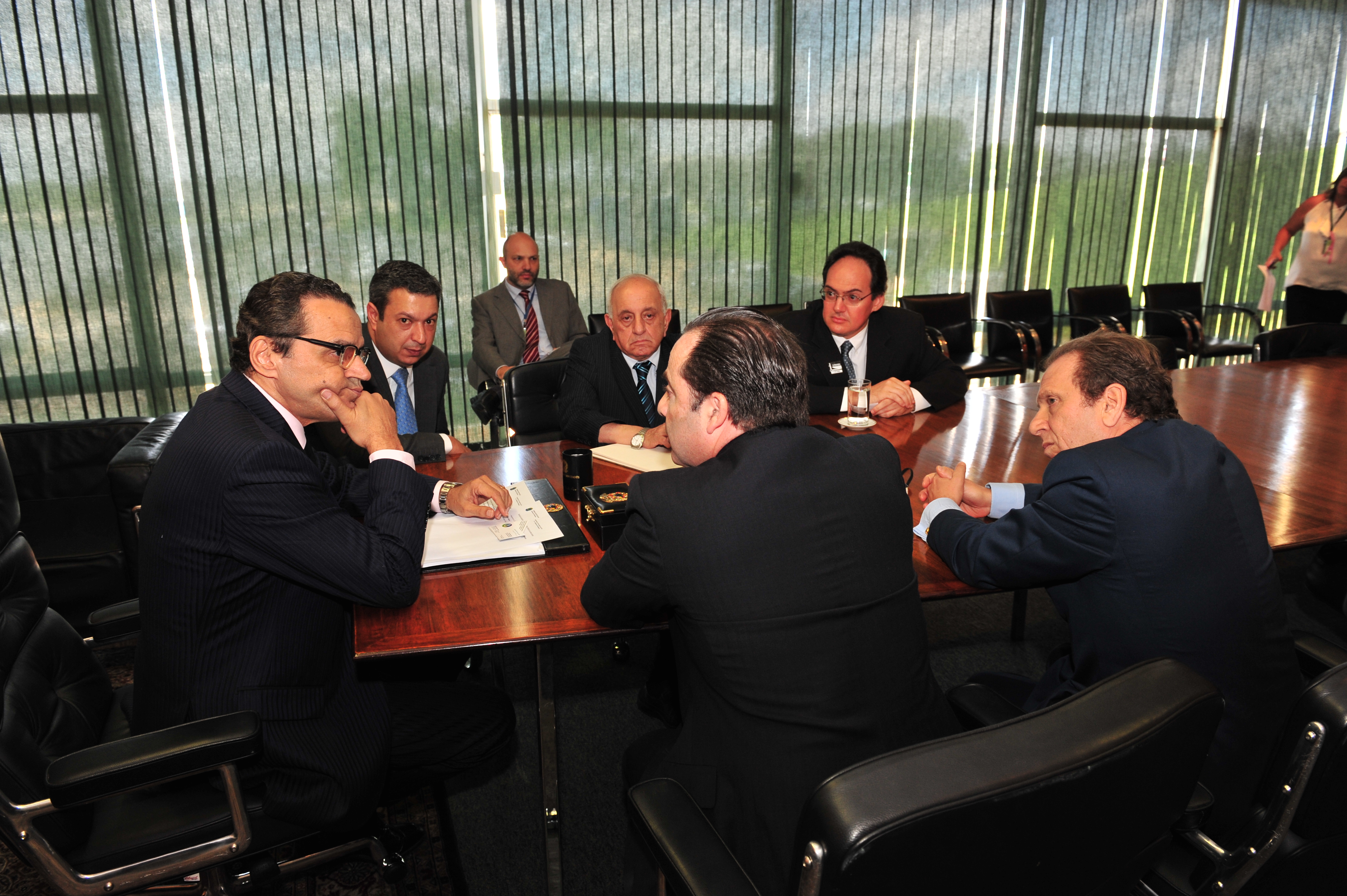 Henrique Alves discute ações para facilitar intercâmbio econômico entre o Brasil e países árabes