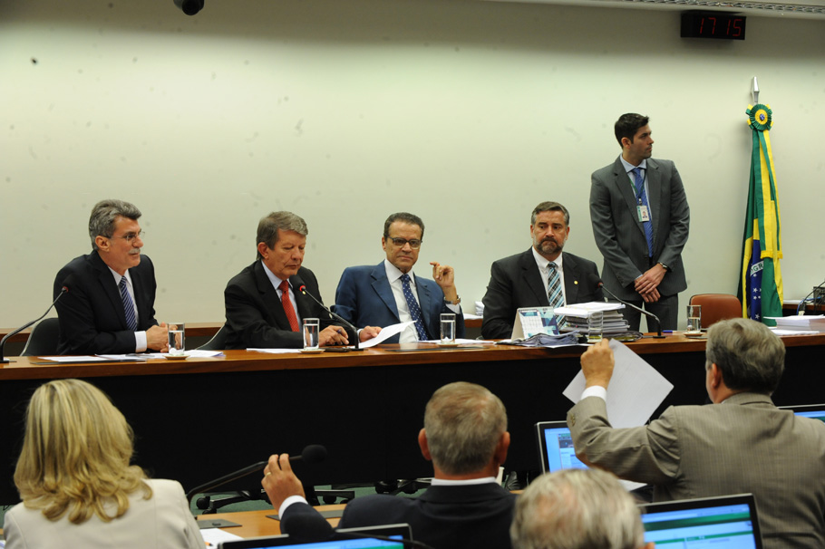 Alves diz que acordo para votação da meta de superávit restabeleceu clima de respeito no Congresso