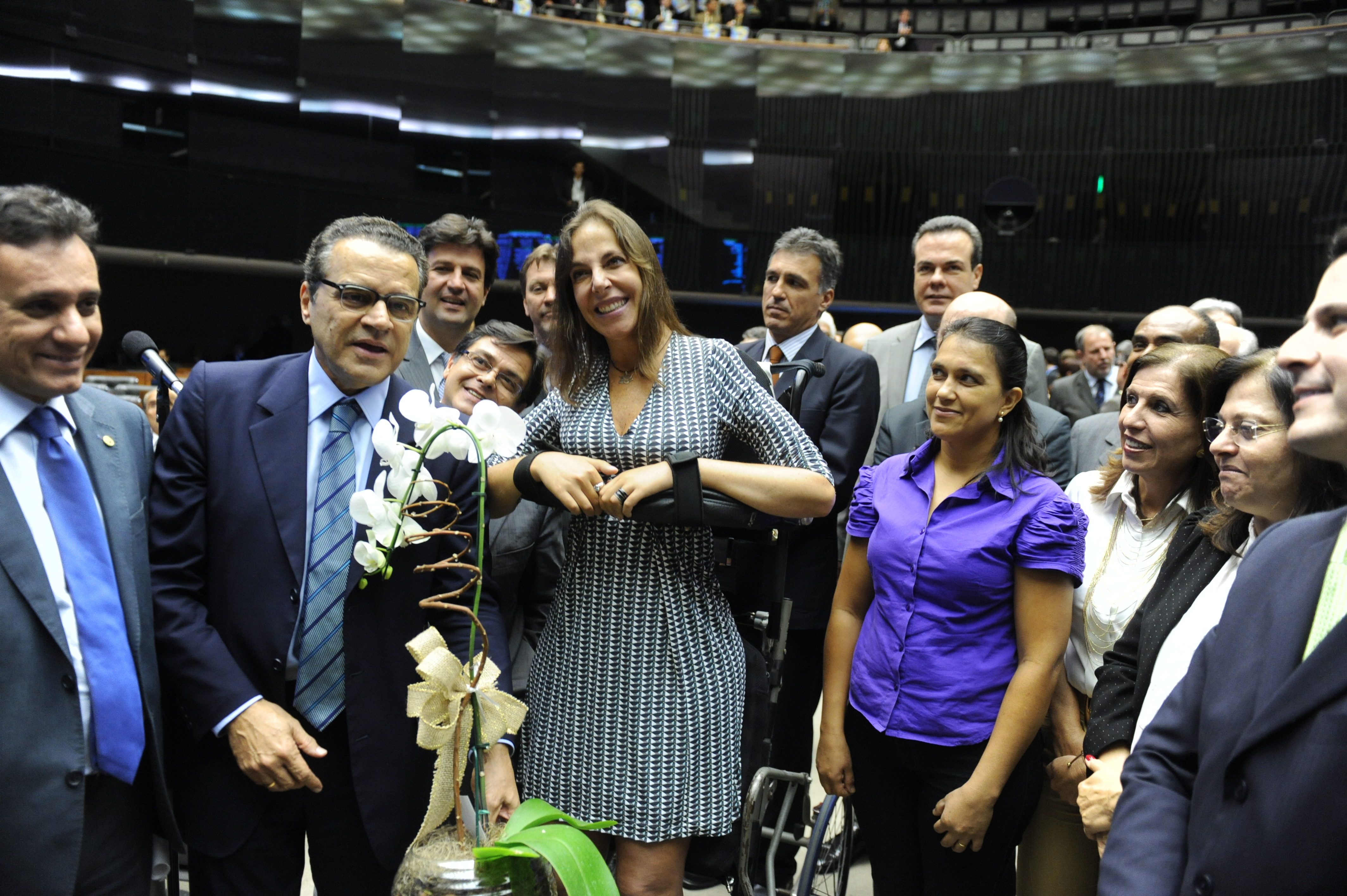 Henrique Alves é homenageado por decisão de reformar plenário para facilitar acesso de pessoas com deficiência
