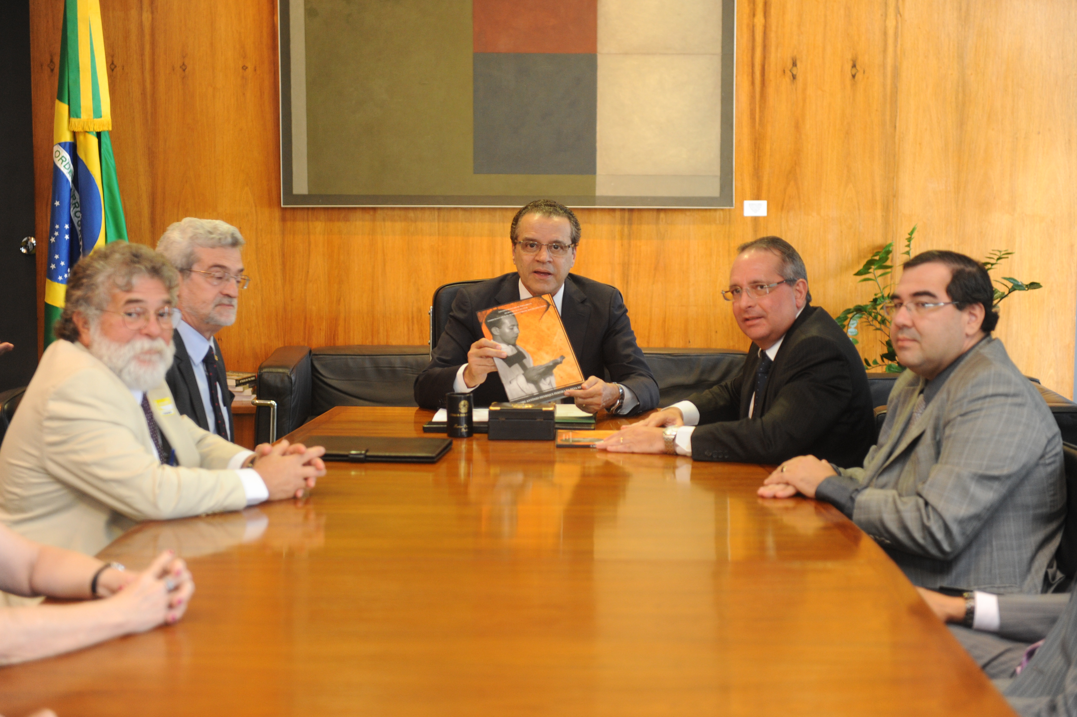 Henrique Alves entrega documentos de CPI de 1963 a Comissão da Verdade de Pernambuco