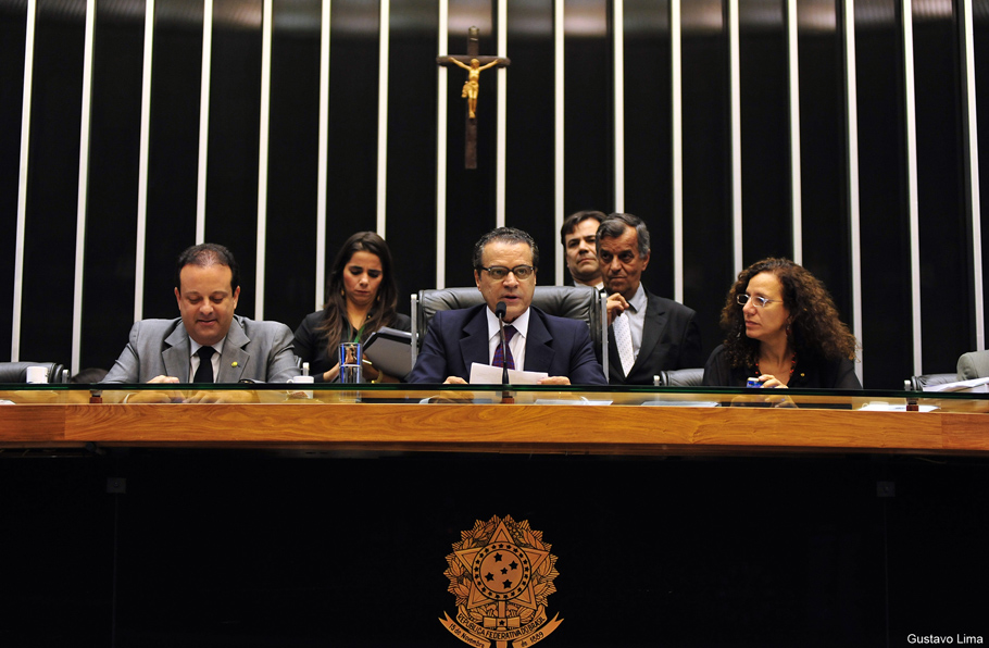Henrique Alves negocia acordo para votação de redução de jornada de enfermeiros