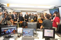 Henrique Alves visita novo espaço da Câmara destinado à interação com hackers