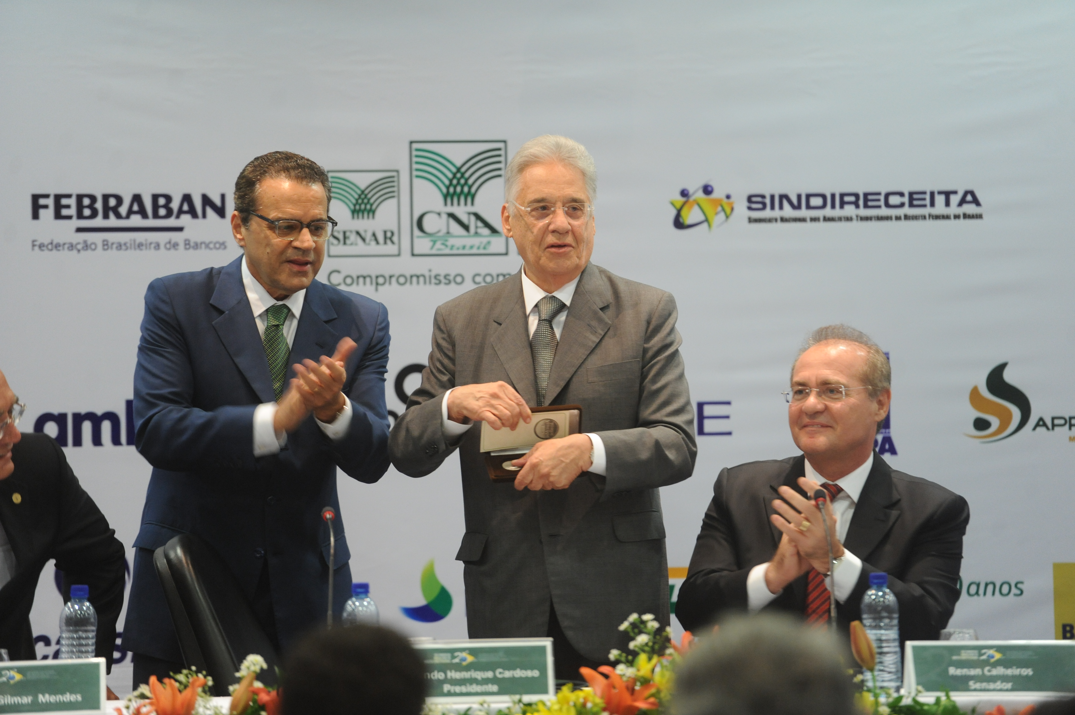 Henrique Eduardo Alves entrega medalha de constituinte a Fernando Henrique Cardoso