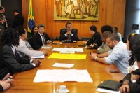 Henrique Eduardo Alves recebe representantes da juventude