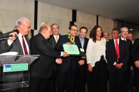 Mesa Diretora homenageia Henrique Eduardo Alves com medalha Mérito Legislativo