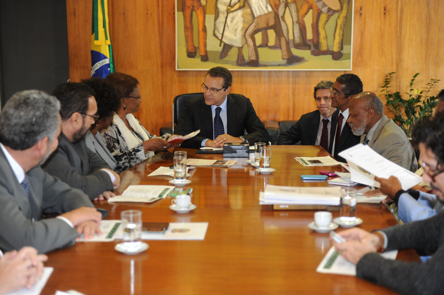Ministra entrega lista de prioridades na área de igualdade racial a Henrique Alves