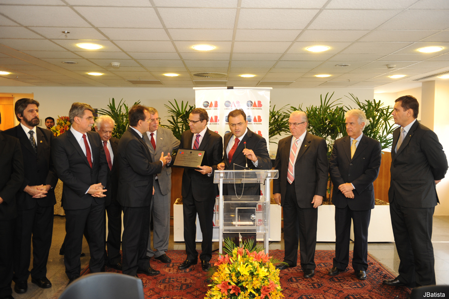 OAB apresenta agenda legislativa para 2014 e homenageia presidente da Câmara