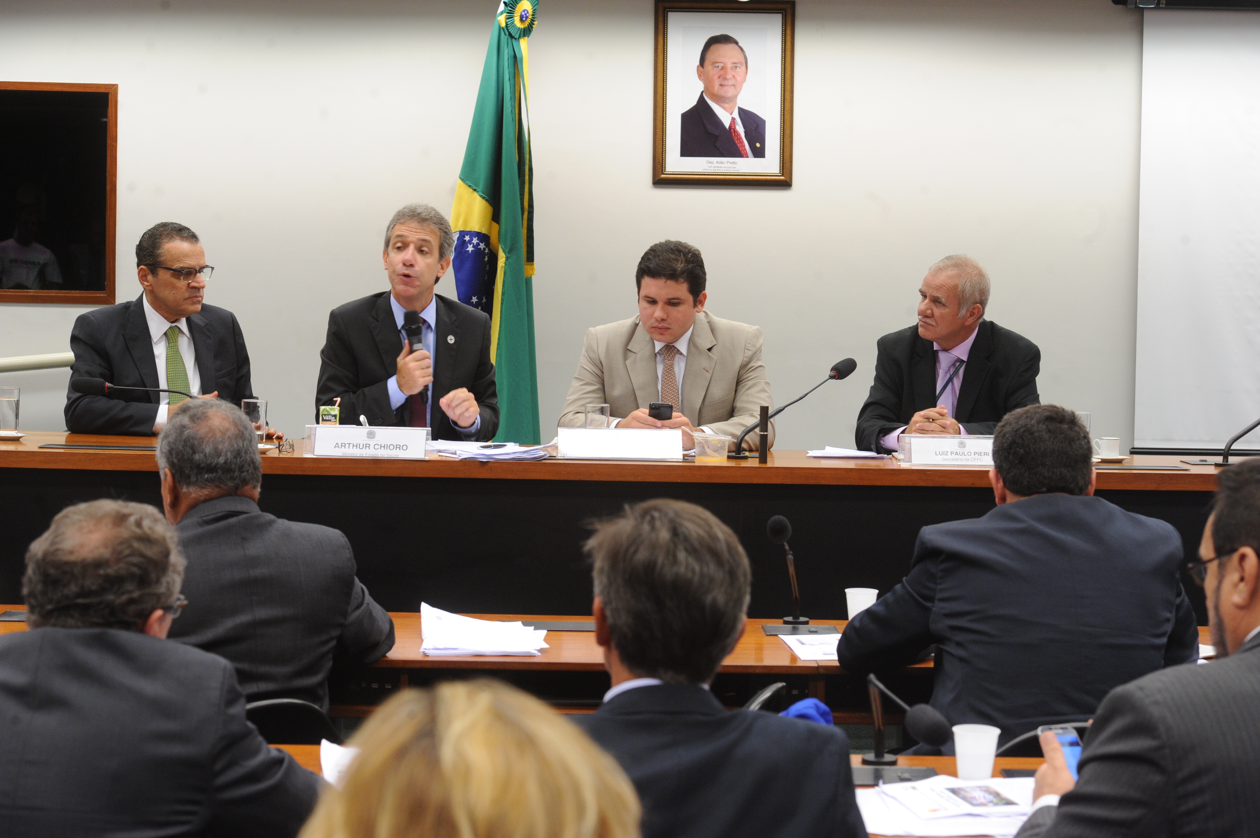 Para Alves, presença do ministro em comissão “engrandece o Legislativo”