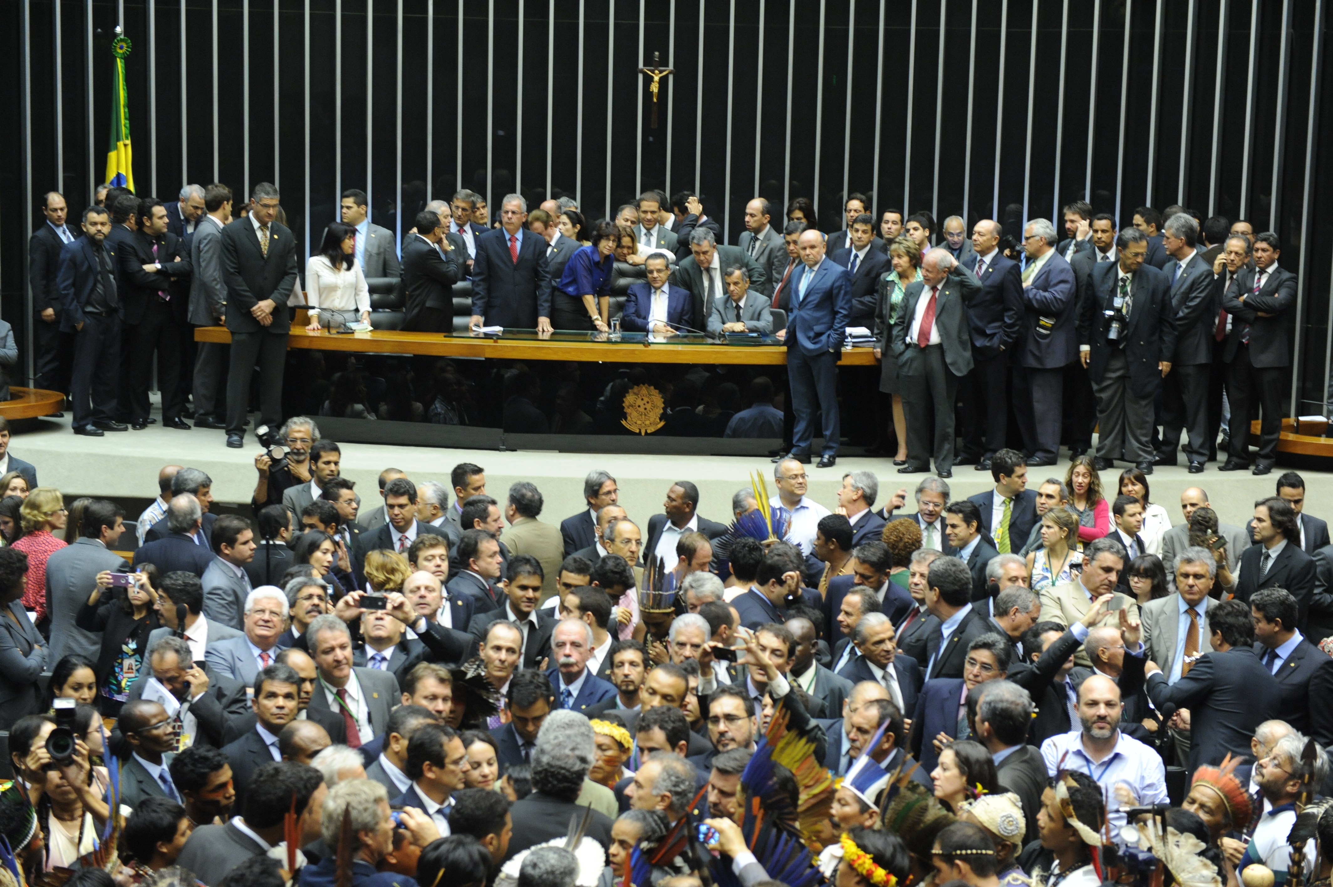 Presidente convida índios para negociação e plenário retoma votações