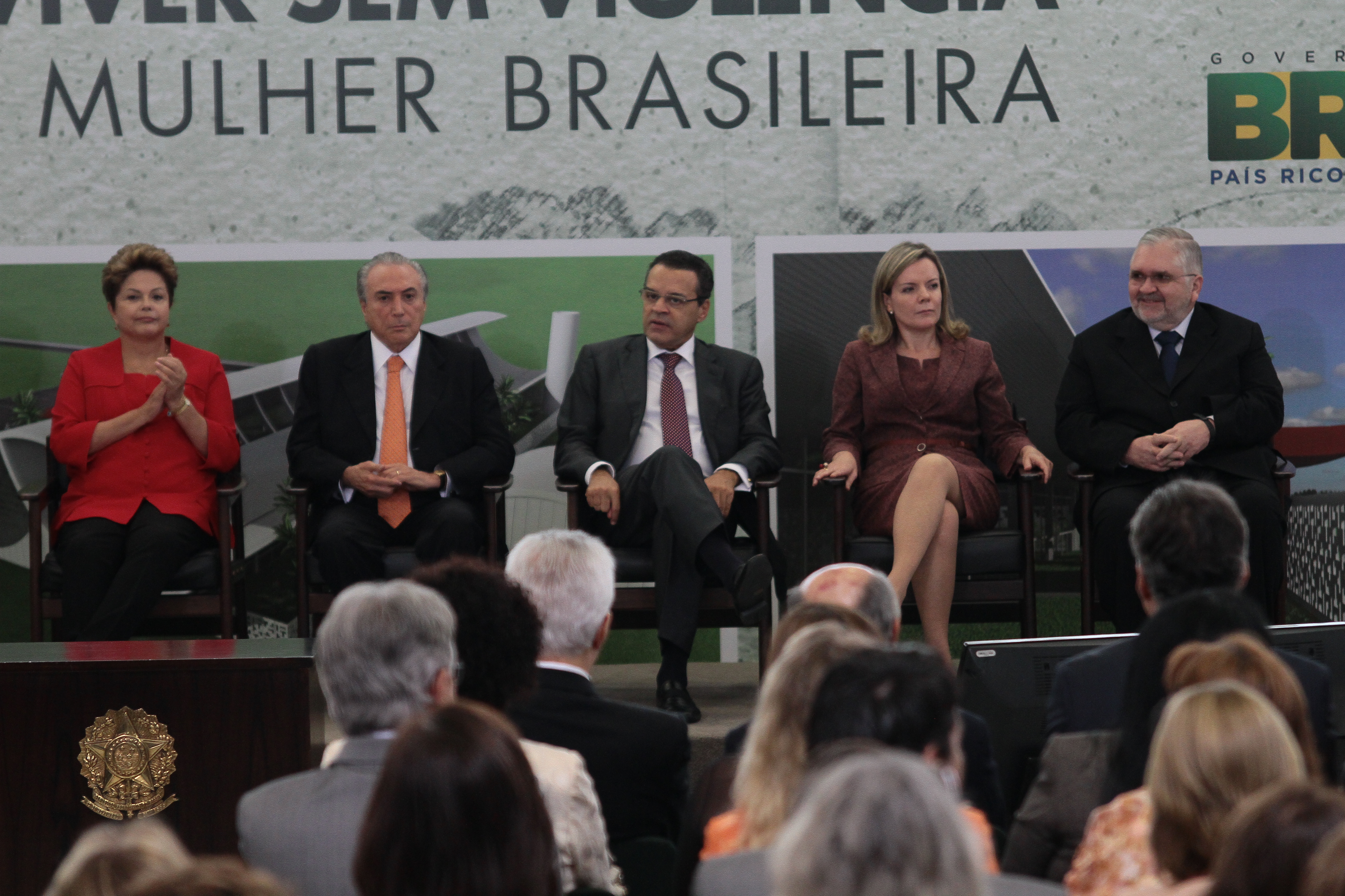 Presidente da Câmara apoia combate à violência contra mulher