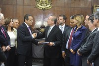 Presidente da Câmara e líderes partidários entregam PEC do Orçamento Impositivo ao Senado