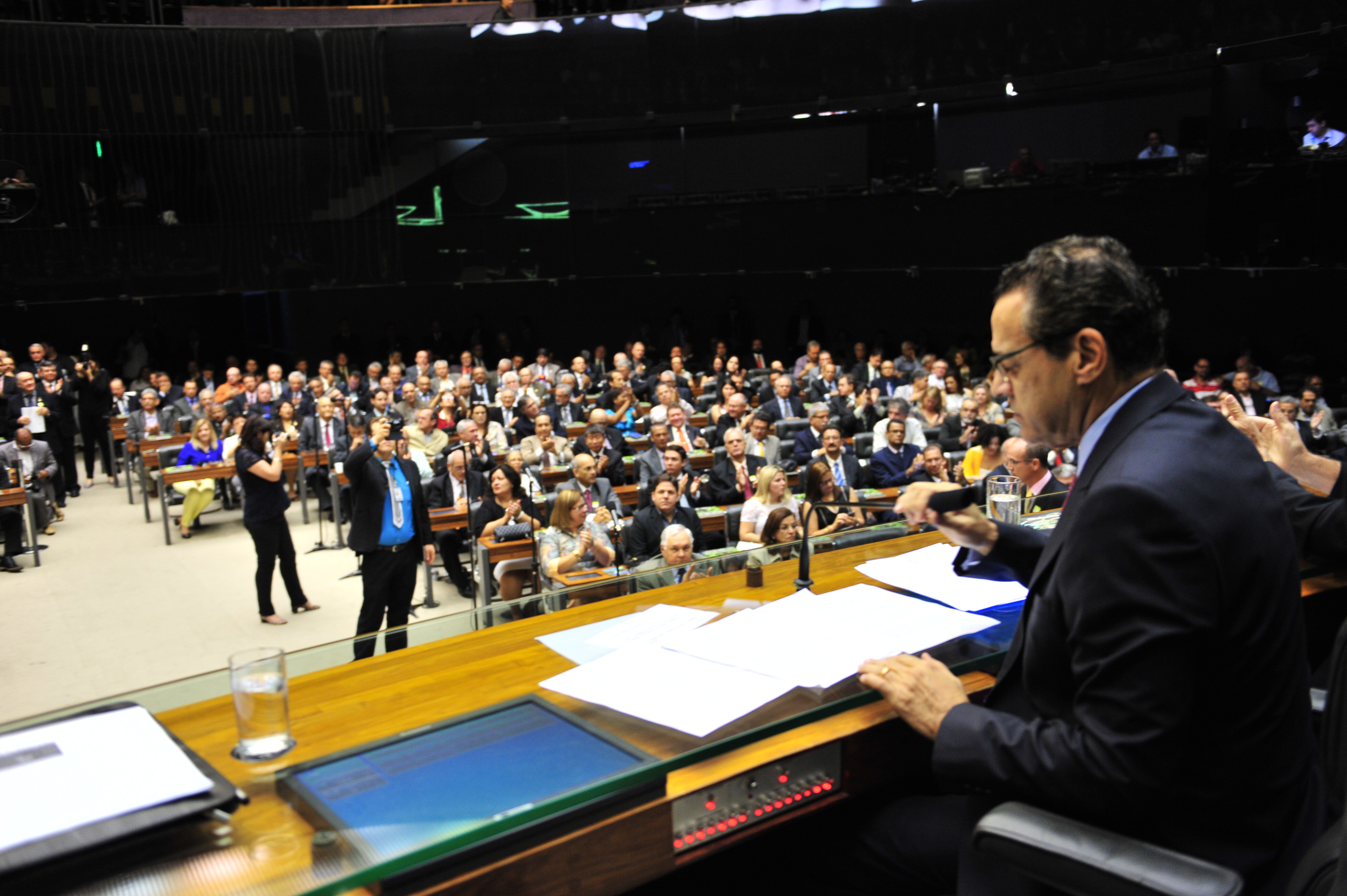 Presidente da Câmara homenageia engenheiros em sessão solene