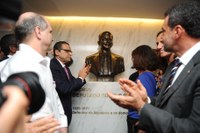 Presidente da Câmara inaugura busto em homenagem ao deputado Rubens Paiva