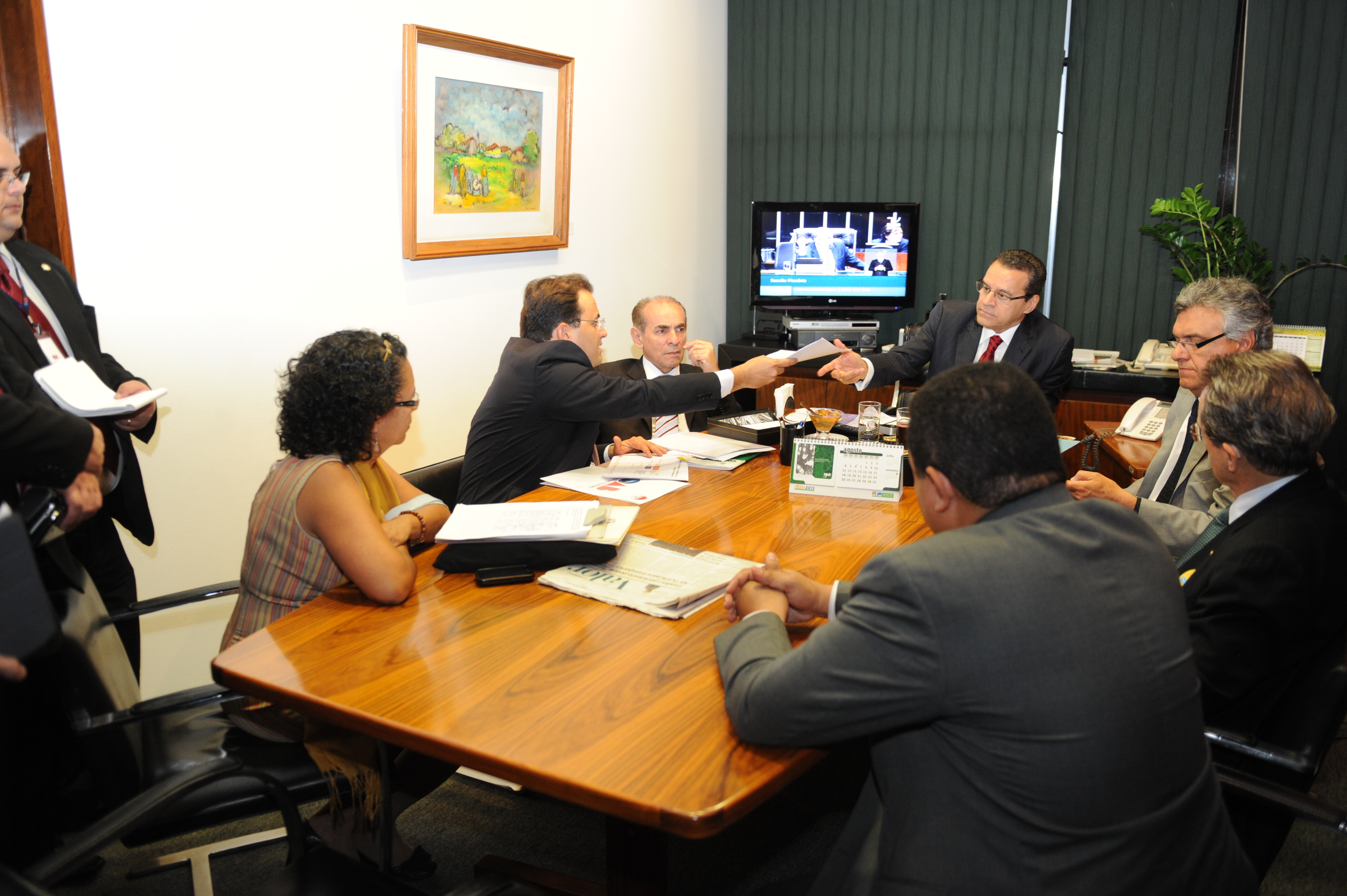 Presidente da Câmara recebe proposta de reforma política