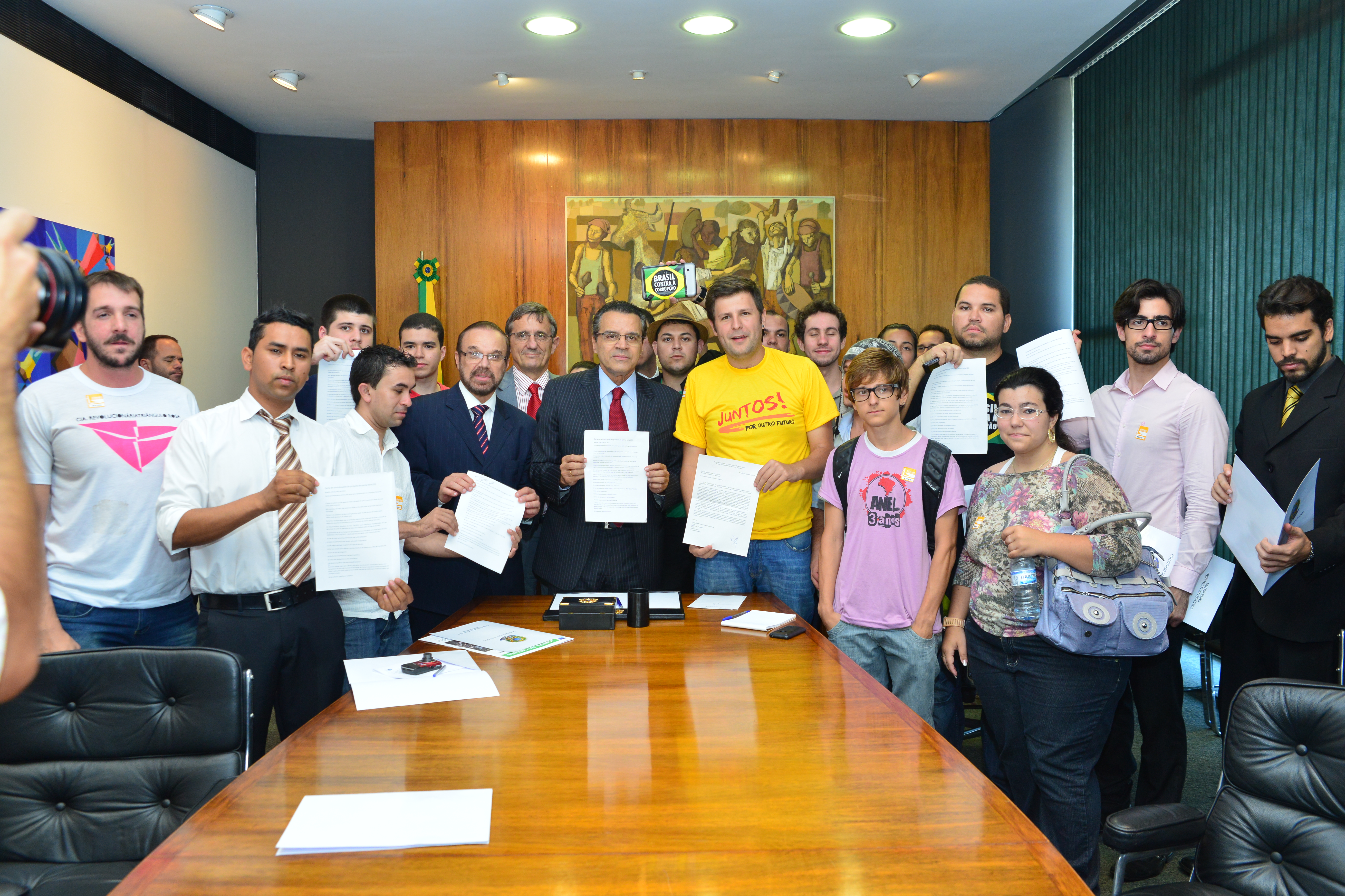 Presidente da Câmara recebe reivindicações de manifestantes