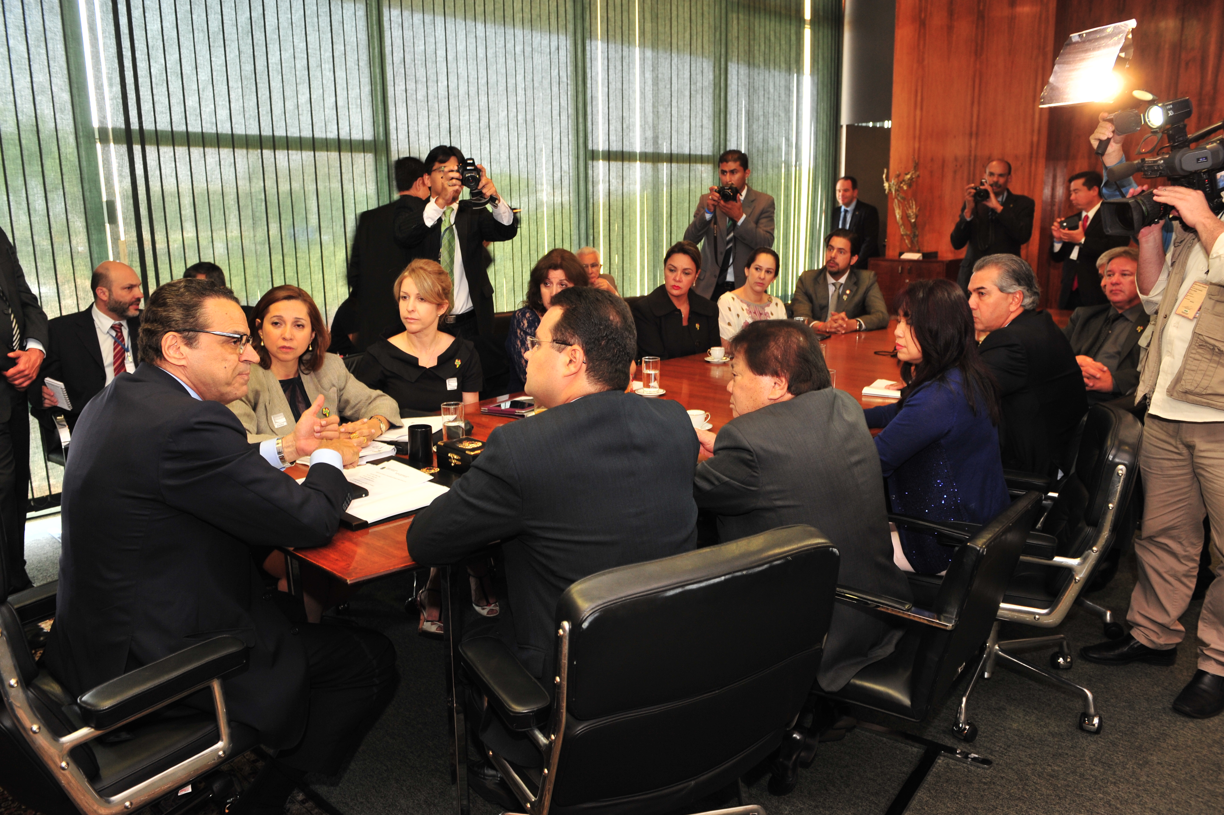 Presidente da Câmara recebe vítimas de violência no Mato Grosso do Sul
