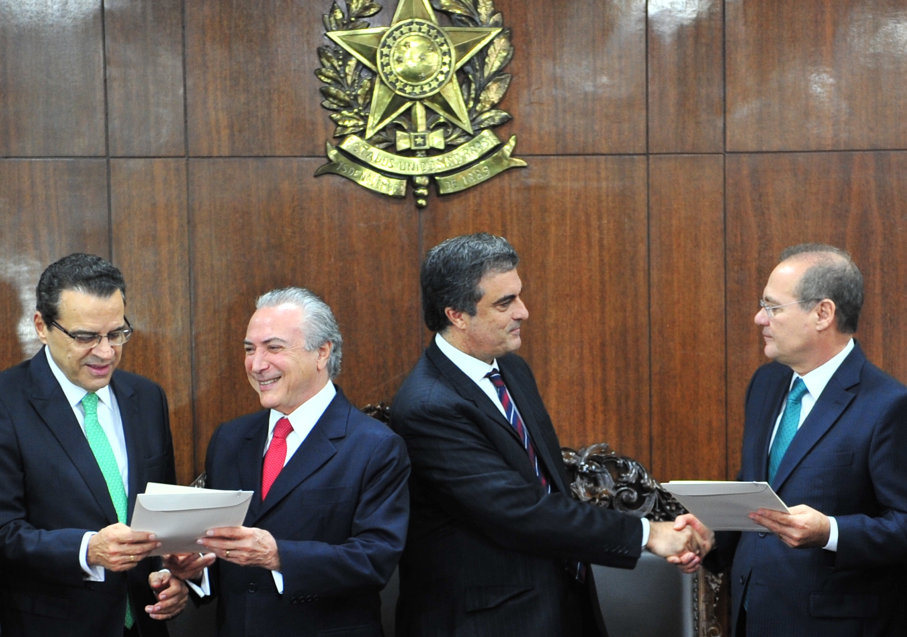 Presidente recebe proposta de plebiscito e decide criar grupo de trabalho