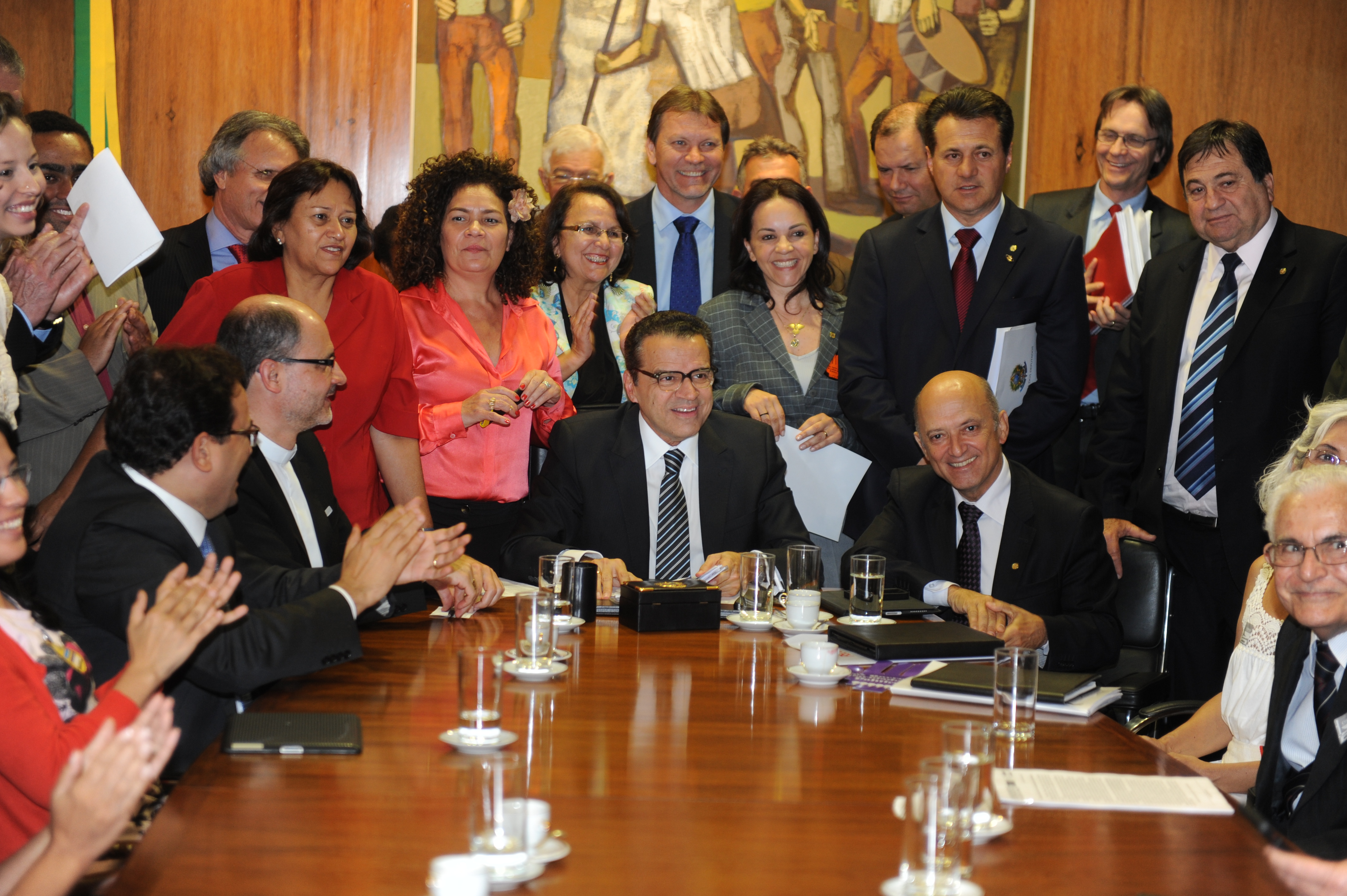 Presidente recebe proposta de reforma política elaborada por entidades civis