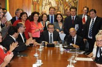 Presidente recebe proposta de reforma política elaborada por entidades civis