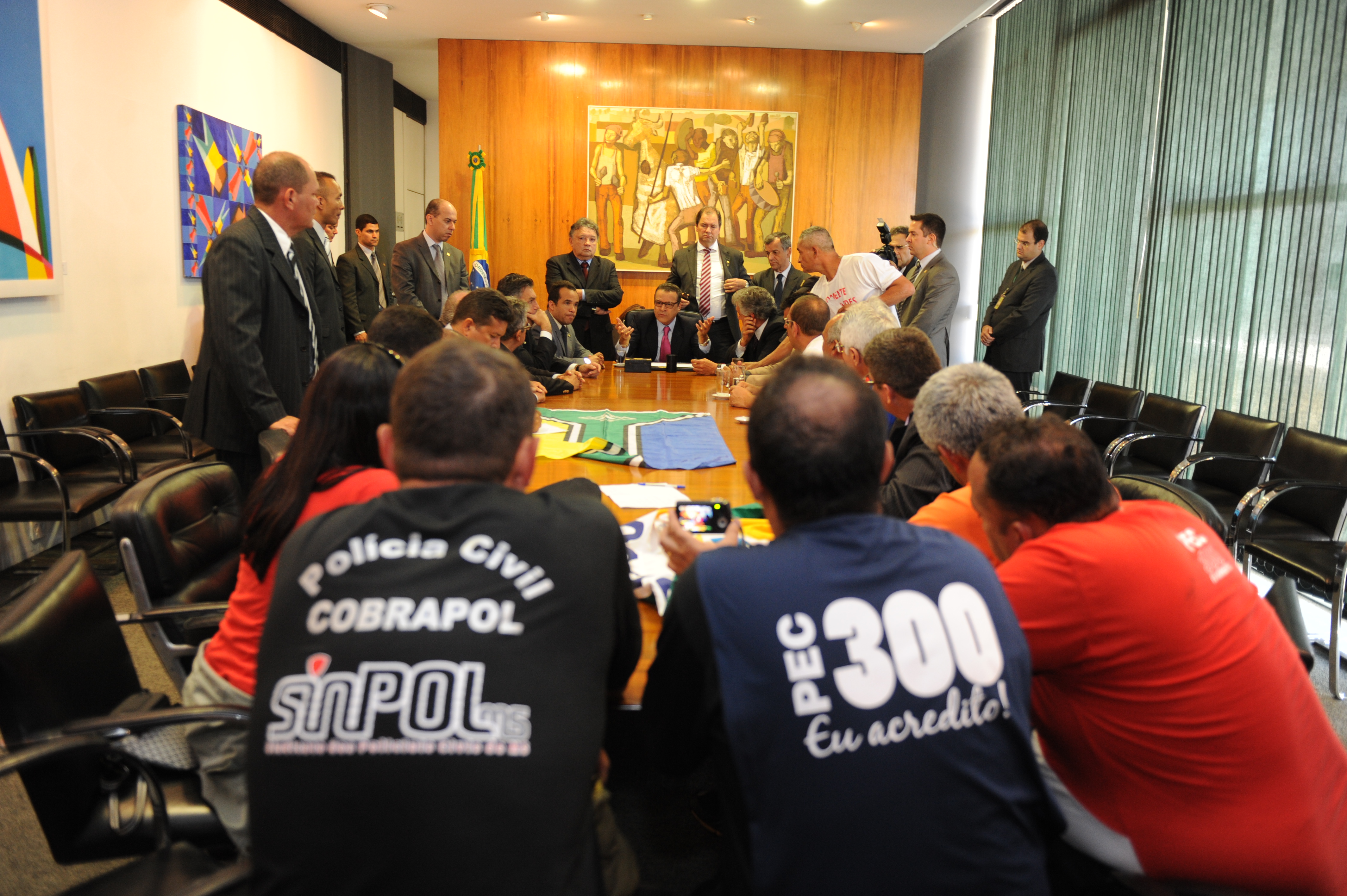 Votação de piso de bombeiros e PMs pode ser definida no dia 17, diz presidente