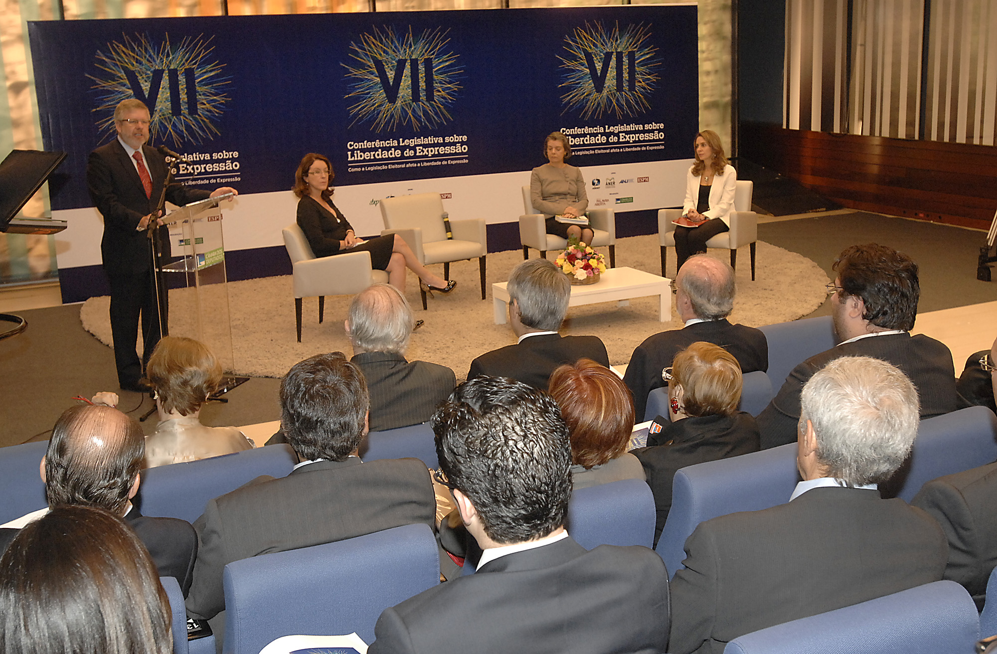 “A liberdade de expressão e o voto são condições essenciais para a garantia e o fortalecimento da democracia no Brasil”, destacou Maia.