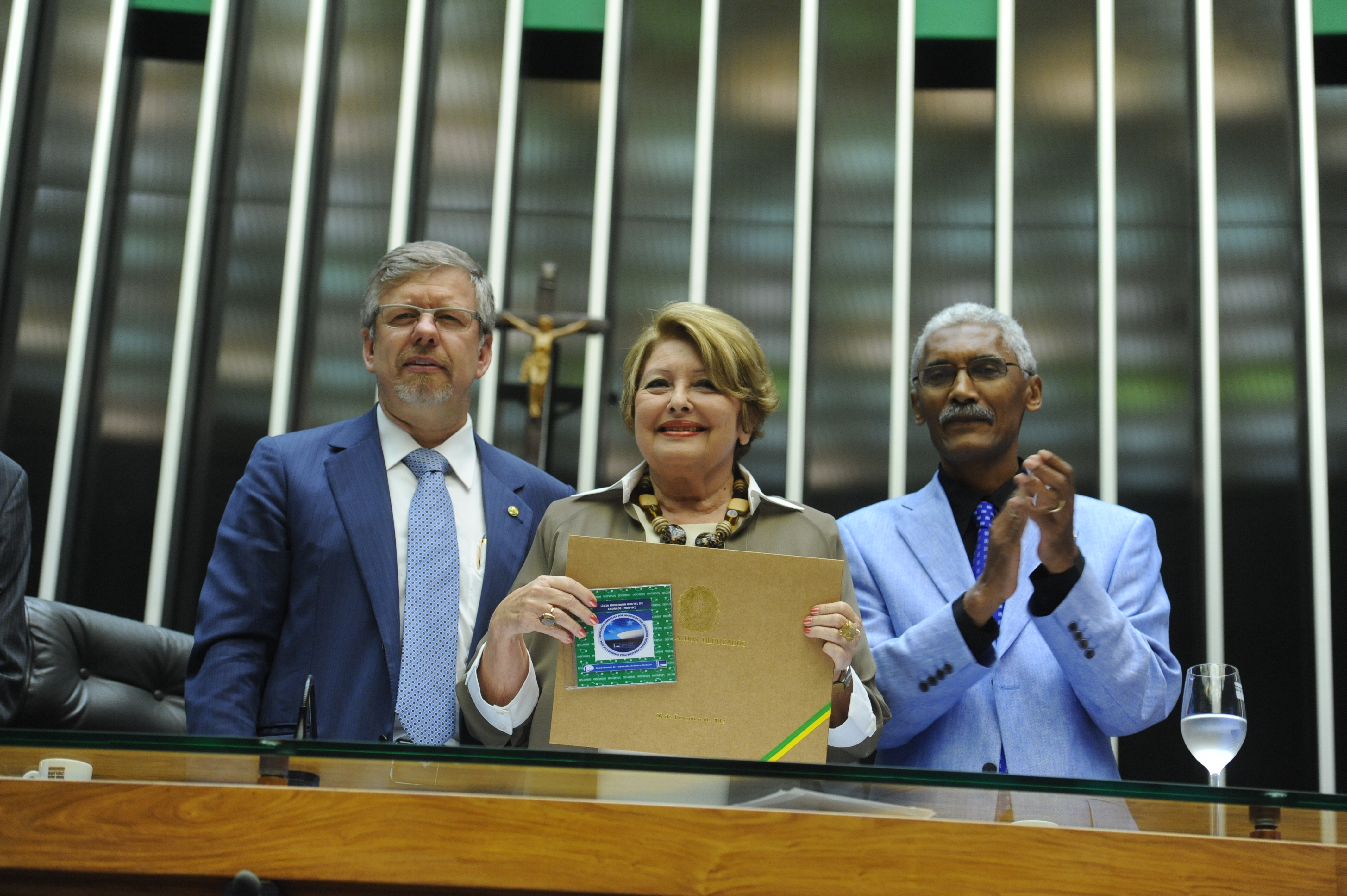 Câmara devolve mandatos a deputados cassados na ditadura
