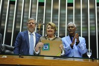 Câmara devolve mandatos a deputados cassados na ditadura