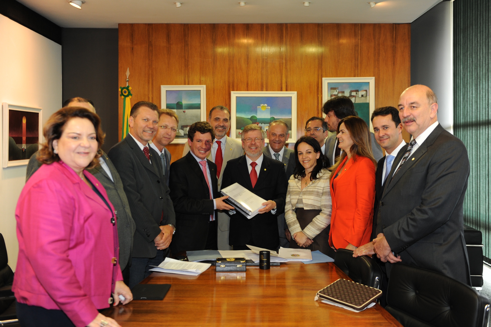 Comissão Especial de Política sobre Drogas entrega relatório para Marco Maia