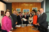 Comissão Especial de Política sobre Drogas entrega relatório para Marco Maia