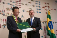 Marco Maia condecora o presidente do Parlamento coreano com a Medalha do Mérito Legislativo