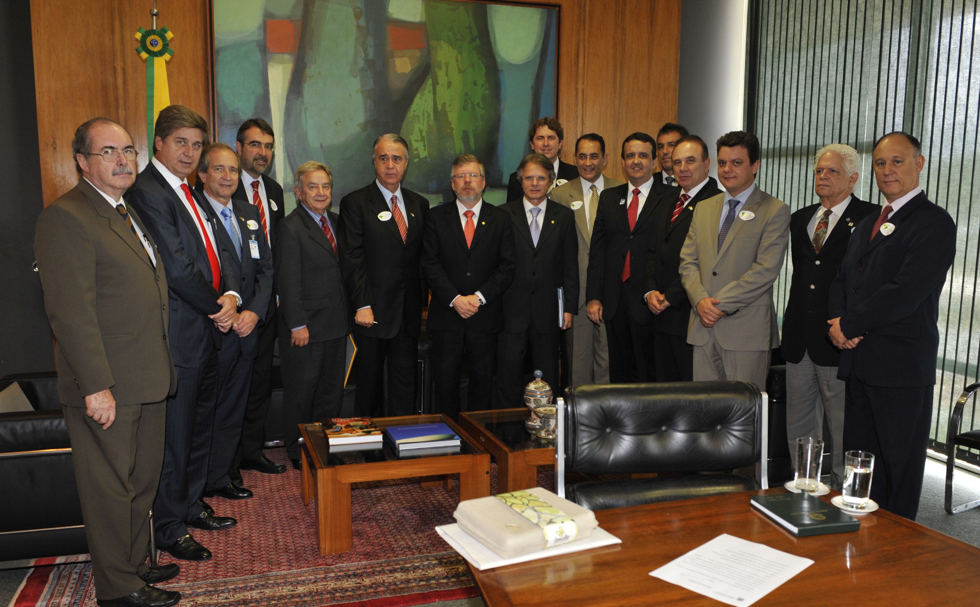 Marco Maia recebe deputados e empresários ligados à indústria têxtil e de confecção