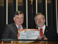 Marco Maia recebe o Diploma da Dignidade do Trabalho