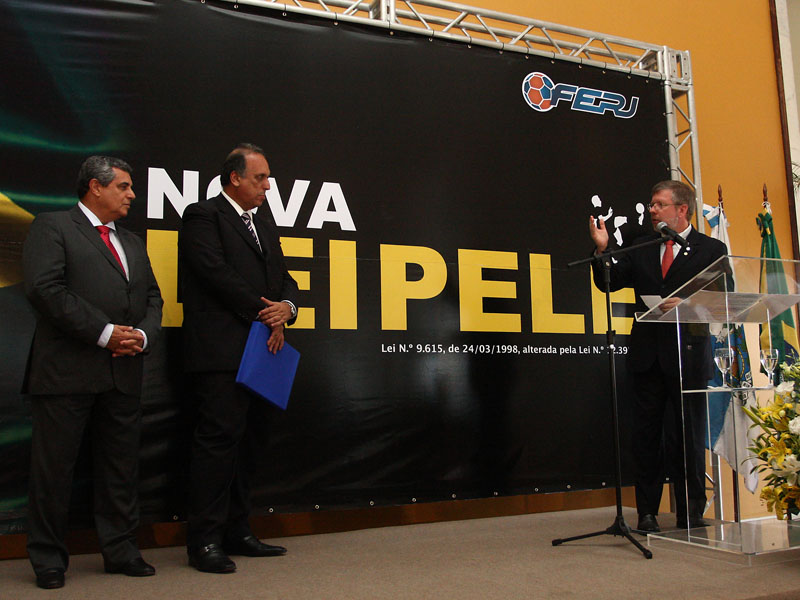 Marco Maia recebe placa comemorativa pela Lei Pelé