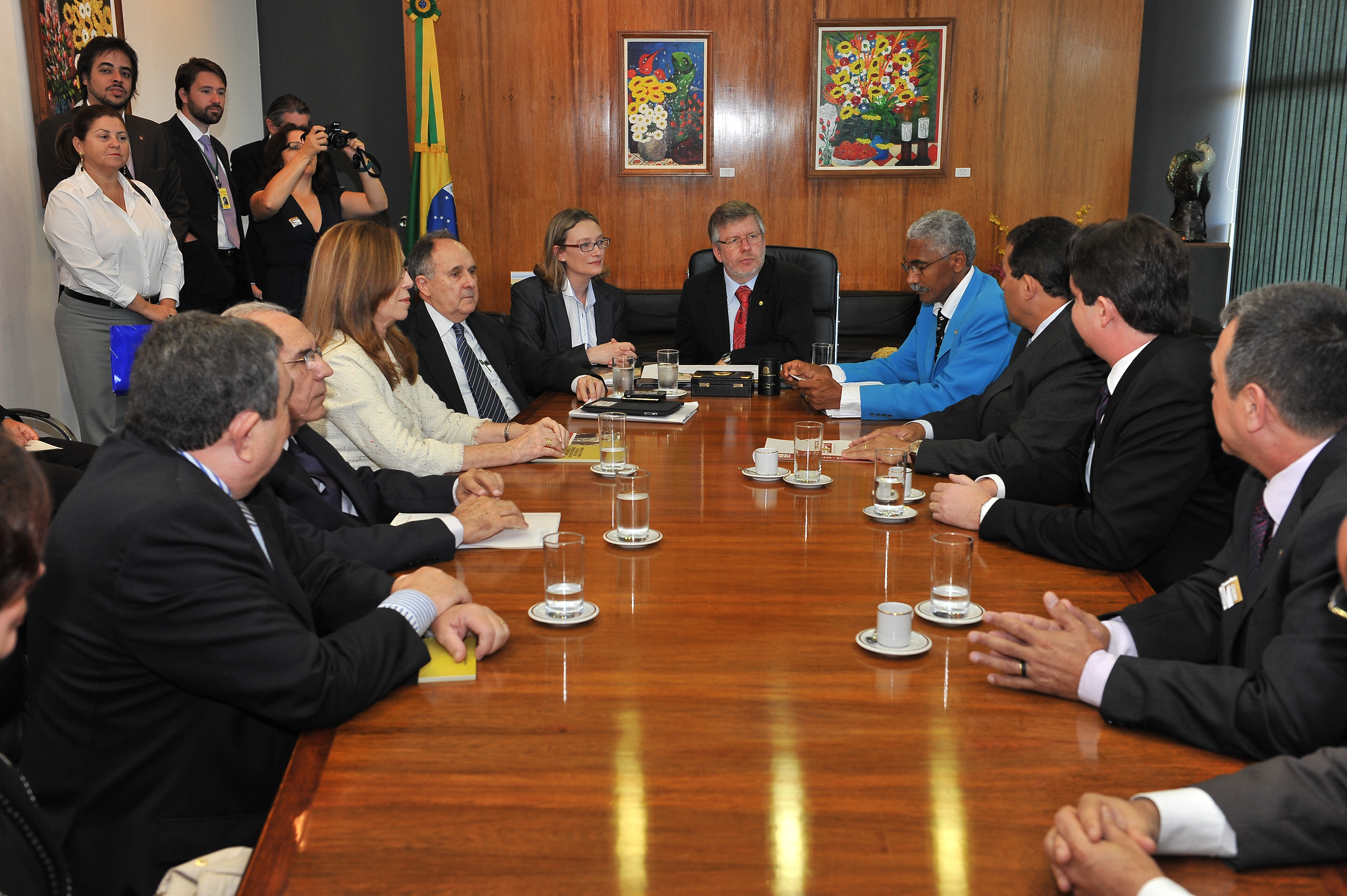 Ministra entrega o 2º Plano Nacional para Erradicação do Trabalho Escravo para Marco Maia